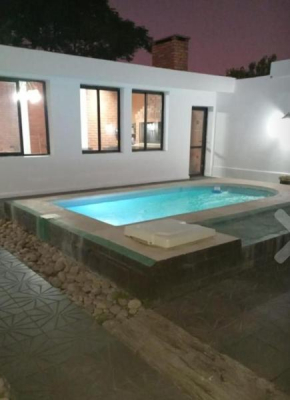 Casa con quincho p 25 p y pileta h-8 per en Potrero de los Funes